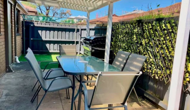 Pet Friendly 2 Bedroom Unit Near Pakington Street