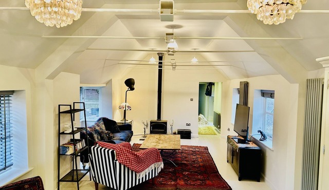 Pet friendly 2 bed cottage - Hot tub, log burner and gardens in countryside