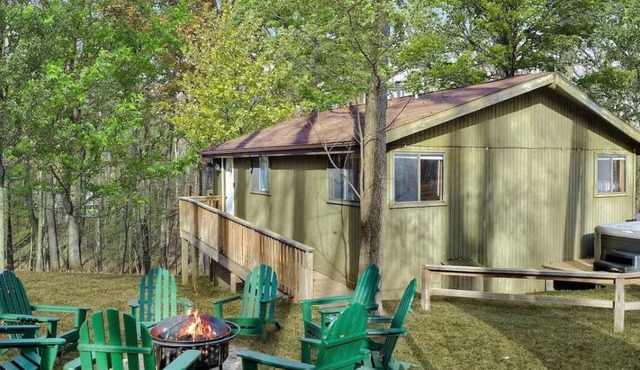 Pet Friendly | 2-Bedroom cabin | Hot tub | Fireplace | BBQ| PS5