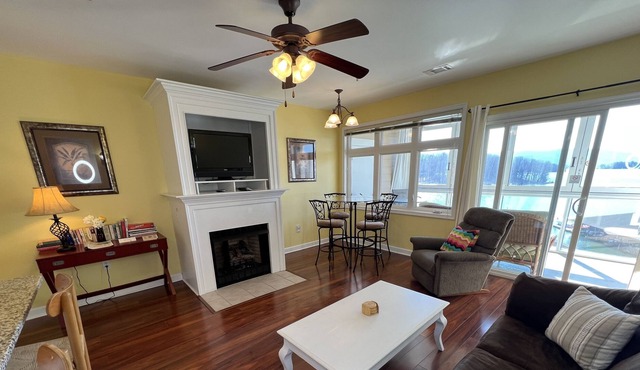 Pet friendly 2 bedroom waterfront resort w/ Amenities Mariners Landing