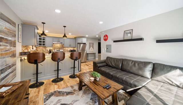 Pet-Friendly 2 Bedroom Suite Near UWW Campus, Kettle Moraine, and Starin Park!