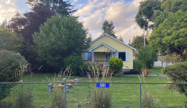 Pet friendly 2 bedroom in peaceful Bremerton with AC & large fully fenced yard.