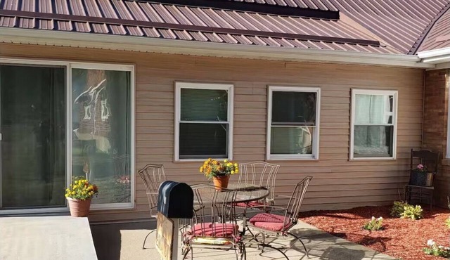 Pet-friendly 2 bedroom townhome in tranquil Bellevue