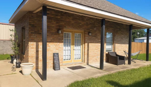 Pet-friendly 2-bedroom retreat with AC, Theather & Pond Views in Carencro, LA