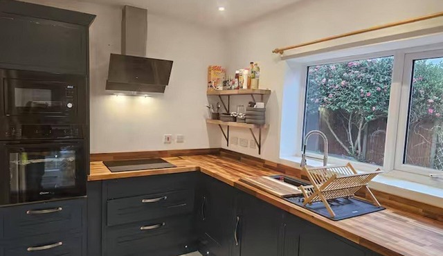 Pet Friendly - 2 Bedrooms - 4 Guests - Parking