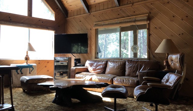 Pet Friendly 2 BR + Loft , Wifi , Sleeps 8