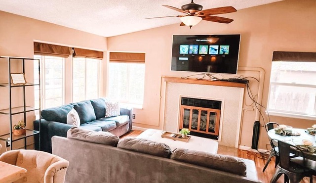 Pet Friendly 2 King Beds AF Academy Sleeps 12