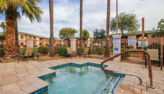Pet Friendly! 2 KING Beds, Heated Community Pool! 3 miles from Cardinal Stadium!