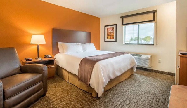 Pet-Friendly 2-Room Suite Near Georgia Dome w/Kitchen & Free WiFi