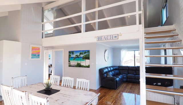 Pet-Friendly | 200m to Beach | Sleeps Large Groups | Beach Views | Air Con