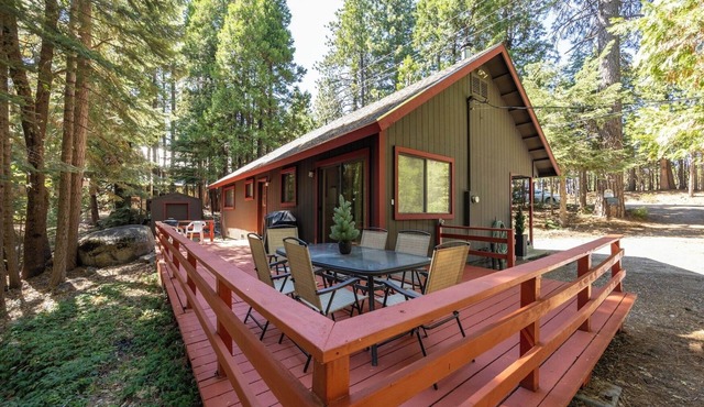 Pet friendly 2BR/1BA cabin close to Sugar Bowl, Truckee and Tahoe Nt'l Forest
