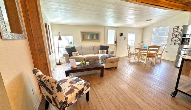 Pet-Friendly 2BR Cottage in Downtown Sanford!