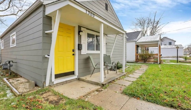 Pet Friendly 2BR Orchard Cottage - Fully Fenced!