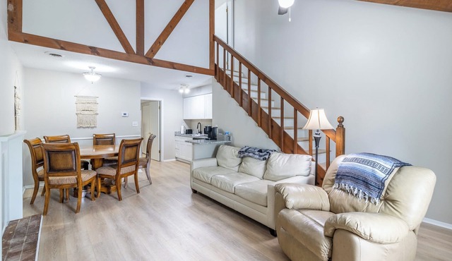 Pet-Friendly 2BR Townhome, Easy I-75 Access, seconds from Target.