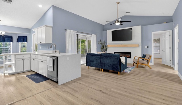 Pet friendly 3/2 home in Crystal River, minutes to manatees,springs and dinning.