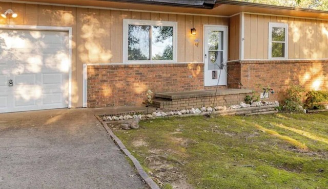 Pet-Friendly 3-bedroom neighborhood home close to shopping, lake and river