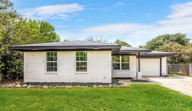 Pet-friendly 3-bed, 1-bath vacation home in Cibolo. Walk to HEB, dining and bars