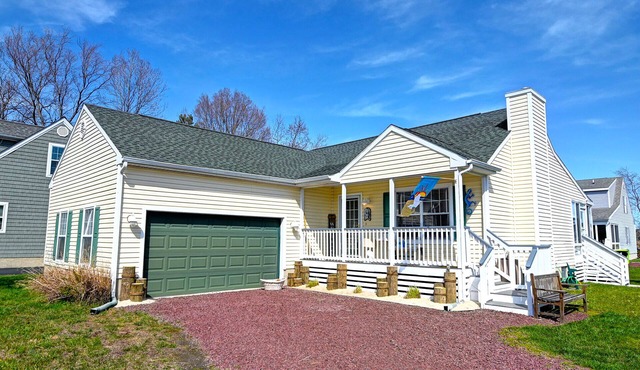 Pet Friendly 3 bed/2 bath home in the Clearwater Community! Pool, Tennis, Beach Town, WIFI, Pets Allowed!