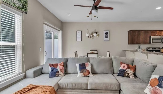Pet friendly 3-bedroom townhome in North Kansas City close to Airport
