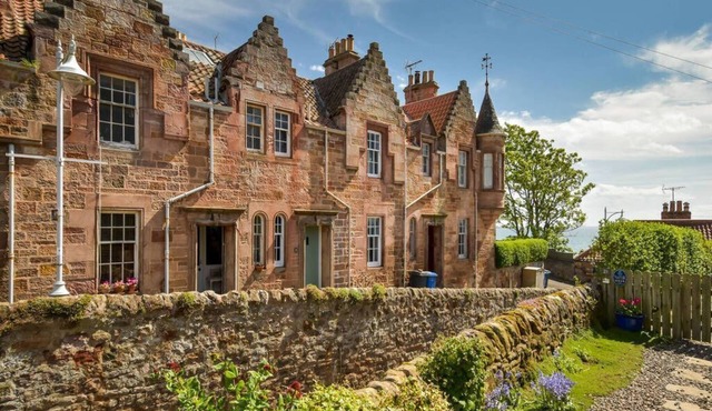 Pet-Friendly 3-Bedroom Coastal Home in Crail Near Harbour, Sea Views & Walks on Fife Coastal Path