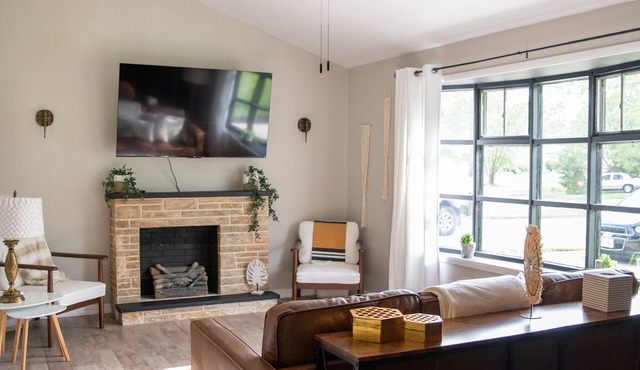 Pet Friendly 3 bedroom 1 king,1 Queen,1 Full Bed Home