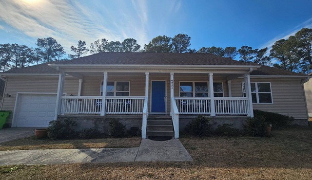 Pet Friendly 3-Bedroom Fenced Yard Minutes to OIB