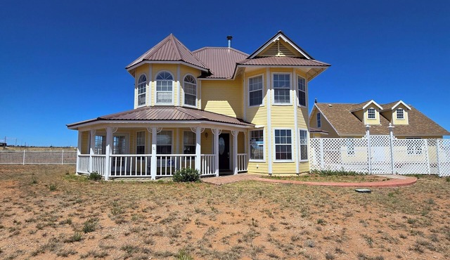 Pet-friendly 3-bedroom house in perfect Elgin with cool AC and charm.