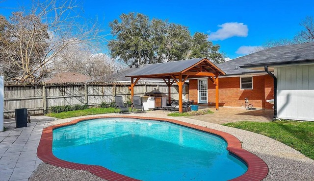 Pet Friendly, 3 bedroom home, w/Pool & Games!