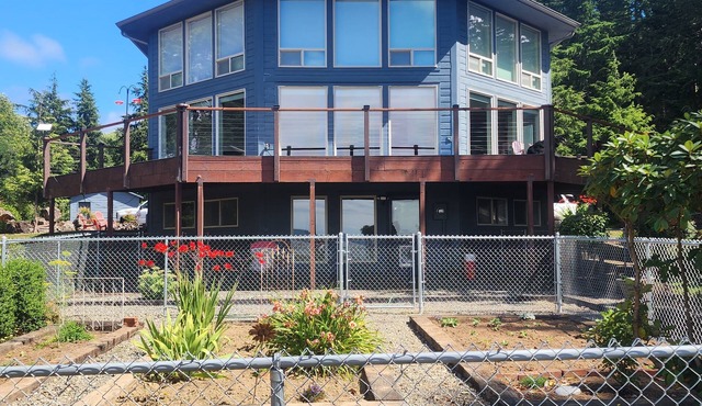 Pet-Friendly, 3 BR, Air Conditioned w/spectacular WA Coastal View