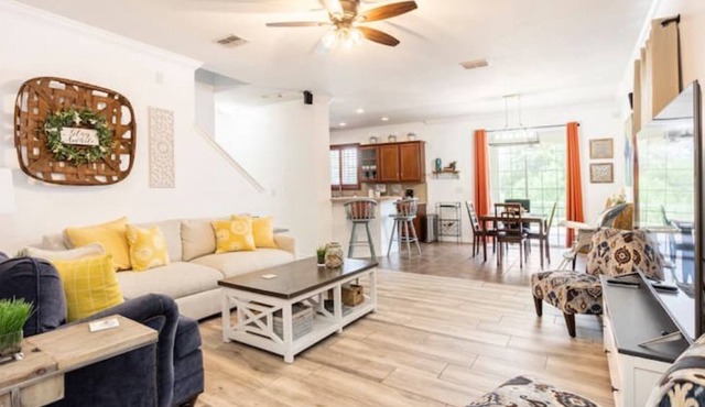 Pet Friendly 3B/R in Tampa-close 2 Clearwater beaches/Wiregrass/Epperson Lagoon.