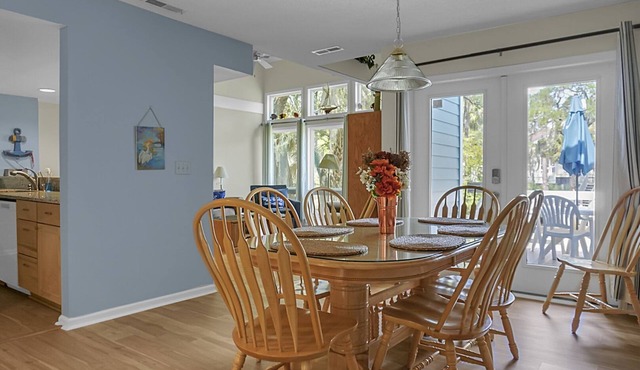 Pet Friendly, 3Bed, easy walk to Pool, Beach, Restaurants, Golf N Pickle Ball