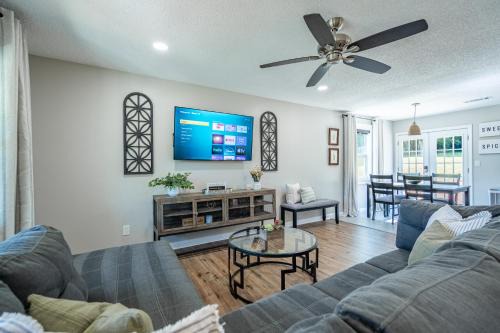 Pet-Friendly 3BR 2BA Quiet Comfort Near Nature