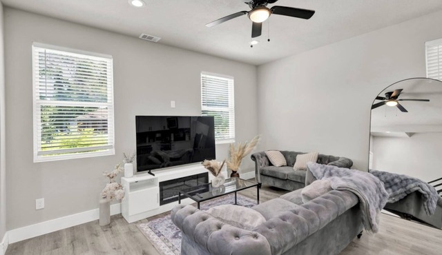 Pet-Friendly 3BR/3BA 15 Min to Airport