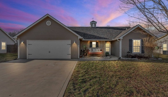 Pet-Friendly 3BR Home Near KC w/Fenced Yard & Patio