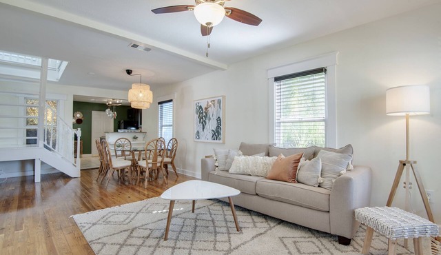 Pet-Friendly 3BR Home w/fast Wi-Fi near Busch gardens. Walk to icecream