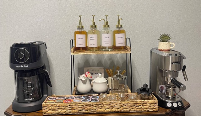 Pet-Friendly 3BR house 🐾 10 Min to Busch Gardens Airport Family Ready Coffee Bar