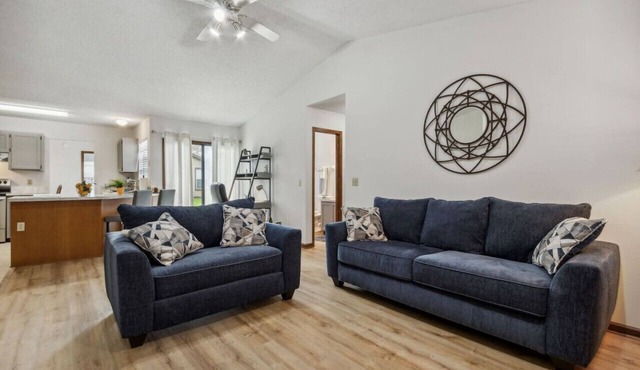 Pet-Friendly 3BR Near JAX Airport Downtown UF Health Mid-Term Ready