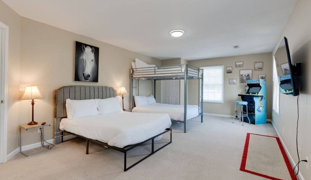 Pet Friendly 3BR Retreat | 15 Mins to Broadway