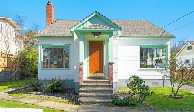 Pet-friendly 3BR beach cottage with fenced yard, wood stove, and easy beach access.