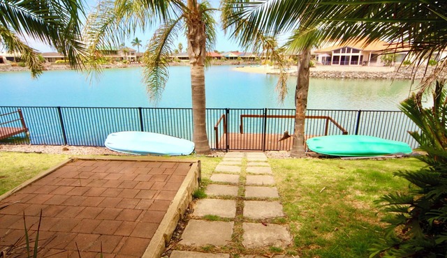 Pet-Friendly 4-Bedroom Lakeside Getaway with BBQ, Private Jetty & Stunning Views