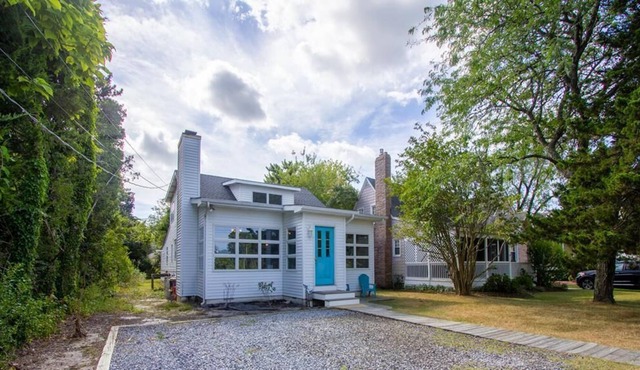 Pet Friendly 4 Bdrm Sleeps 12 by Lake Lily