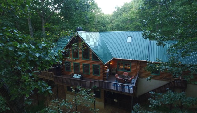 PET Friendly 4 Bed LOG CABIN! Golfing, Two Pools, Hiking & Private Fishing Lake!