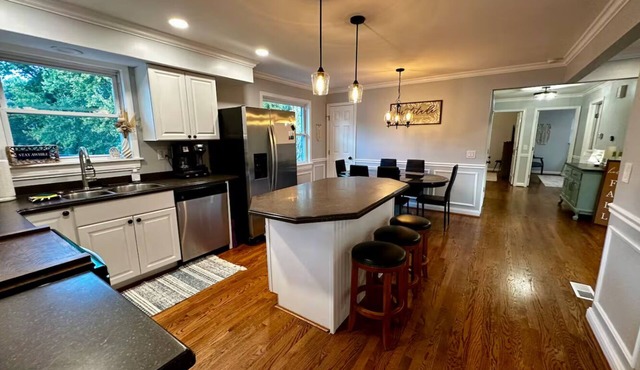 Pet friendly 4-bedroom house with fenced in yard, 2 living rooms and game room