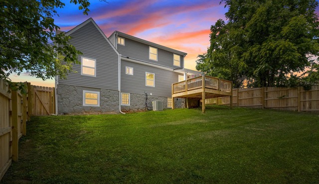 Pet Friendly/4 BR/2 Game Rooms w/Pool Table & Xbox, 10 Min to Downtown, Sleeps 8