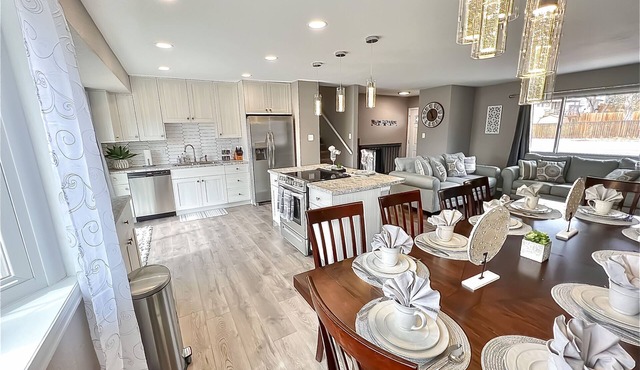 Pet Friendly 4bdrm/2bath close to all attractions. Mtn views Sleeps 12+