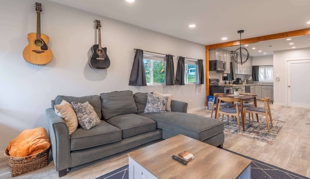 Pet-Friendly 4BR Home Near Airport & Seattle DT