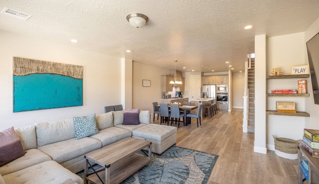 Pet-Friendly 4BR + Loft - Sleeps 16 w/En Suites