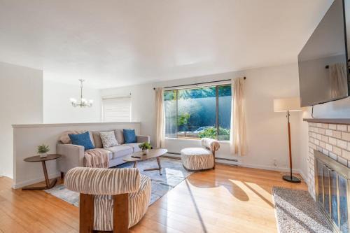 Pet-friendly 4BR Seattle Retreat with Fenced Yard