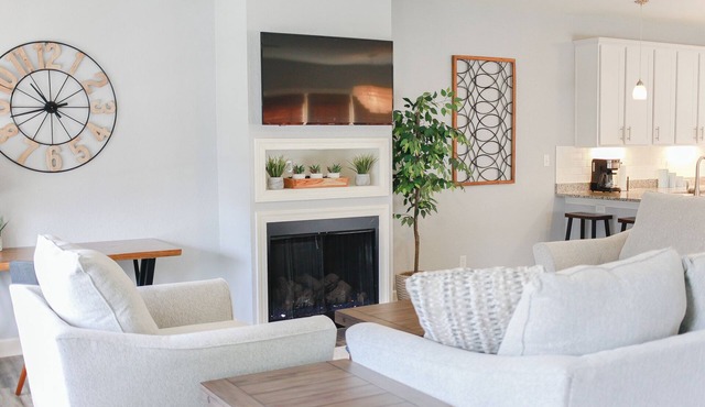 Pet - Friendly 4BR Home - Near Beach Sleeps 8