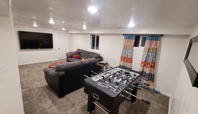 Pet Friendly 5 Bed Home with Waffle Breakfast!